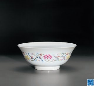 清道光 粉彩雕瓷花卉碗