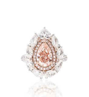 淡彩粉色钻石戒指