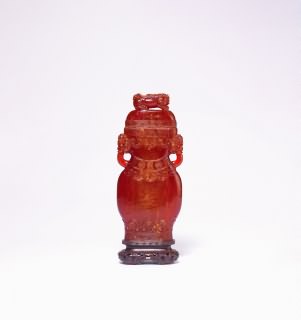 清中期 琥珀雕团寿如意纹双狮耳瓶
